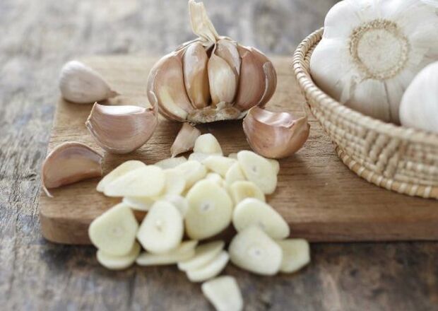 Garlic for preparing the joint is effective in the treatment of arthrosis of the knee joint